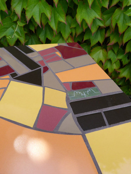 Zoom sur une table carrelée dans une superbe harmonie de couleurs et matériaux.