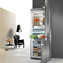 Le système PerfectFresh offre une température proche de 0° dédiée au stockage des aliments fragiles. Elle se compose d’une zone sèche et d’une zone humide. Le filtre Actif AirClean absorbe toutes les odeurs. Réfrigérateur à froid dynamique. Combiné KF 12927 SD. Miele.