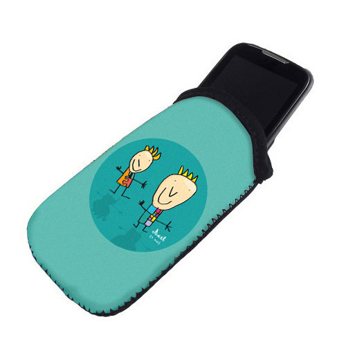Unique, car orné du dessin de votre enfant, une pochette pour portable en néoprène. Existe en trois dimensions. 15 €. Madame Pop and Kids.