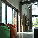 L’architecture intérieure sobre et industrielle, fin XIXème siècle, est soulignée par des encadrements d’ouvertures en brique.