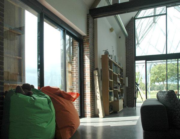 L’architecture intérieure sobre et industrielle, fin XIXème siècle, est soulignée par des encadrements d’ouvertures en brique.