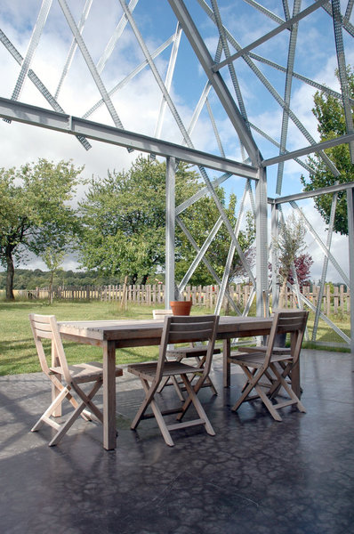 L’extension dessine un tressage ajouré, de forme libre, réalisé à partir de chemins de câbles en acier. Elle a été dessinée en continuité du bâtiment.