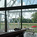 La cuisine s’ouvre sur l’extension du mur pignon, la lumière, la nature et la campagne.