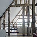 La mezzanine occupe une surface de 24 m², au sol. La discrétion d’un garde-corps formant un grillage de câbles en inox se marie avec la force de la charpente.