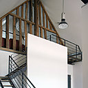 Le sol de la pièce à vivre est recouvert d’une dalle en béton surfacé d’aspect brillant qui cache le système de chauffage.