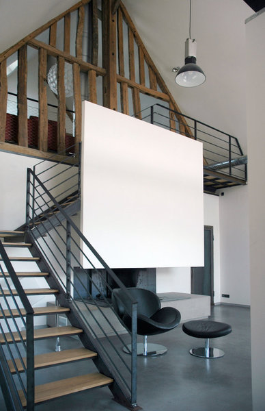 Le sol de la pièce à vivre est recouvert d’une dalle en béton surfacé d’aspect brillant qui cache le système de chauffage.