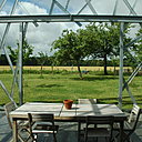 Le tressage ajouré de l’extension permet de grandes ouvertures directes sur le jardin.