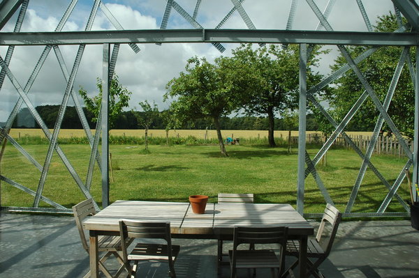 Le tressage ajouré de l’extension permet de grandes ouvertures directes sur le jardin.