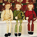 Fillettes habillées de robes de soirée, elles restent assises sagement en attendant l'heure de la distribution de cadeaux.