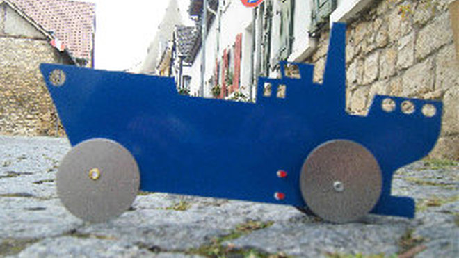 Bateau en remorquage, où le véhicule est représenté dans tous ses états.