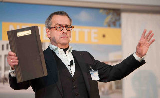 Jesco Von Puttkamer le créateur et designer des jouets lors d'une présentation de ses modèles.