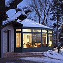 Les profilés aluminium à rupture thermique associés à des vitrages à isolation renforcée permettent de répondre aux exigences de la réglementation thermique en vigueur, Verancial.