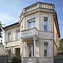 La finesse des profilés en aluminium permettent de réaliser des fenêtres qui ne déparent pas sur la façade d'une maison ancienne, Kawneer.