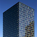 Sous la houlette des architectes Hubert et Roy, l’ancien immeuble de l’Urssaf de Montreuil, rebaptisé tour Franklin, a troqué son aspect massif en béton contre des façades en verre et aluminium presque exclusivement constituées de vitrage respirant.