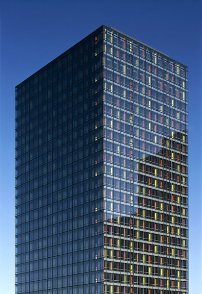 Sous la houlette des architectes Hubert et Roy, l’ancien immeuble de l’Urssaf de Montreuil, rebaptisé tour Franklin, a troqué son aspect massif en béton contre des façades en verre et aluminium presque exclusivement constituées de vitrage respirant.