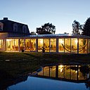 En raison de ses larges parois vitrées, les apports lumineux typiques de la véranda ainsi que la mise en relation directe avec l’espace extérieur contribuent fortement à valoriser la qualité de vie des occupants, Renoval.