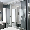 Une porte coulissante sur-mesure. Cette cloison suspendue sans rail au sol peut mesurer jusqu’à 2,70 m de hauteur pour une ouverture de 5,15 m maxi. 14 modèles de portes, 9 finitions de profils. Le modèle 2 vantaux vitres transparentes H 250 x 120 cm : 1924 €. Parenthèse. Lapeyre.