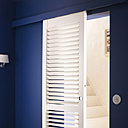 Une porte coulissante futée avec ses lames orientables. Système pour pose en applique de L 200 cm avec habillage en MDF : 129 €. Porte en tilleul H 204 x 73 cm : 179 €. Form. Castorama.