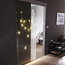 Une porte coulissante lumineuse. En verre feuilletée, elle est équipée de LED. En H 204 x 83 cm : 300 €. Le système pour pose en applique : 99 €. Building. Castorama.