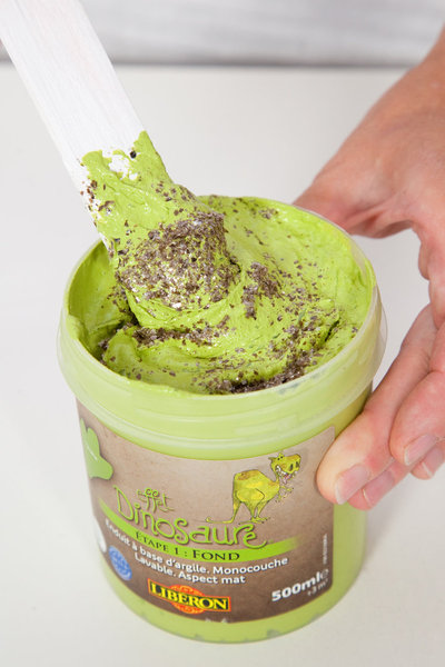 Mélangez grossièrement les paillettes de micas à l'enduit.