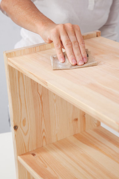 Poncez le meuble chois à l'aide du papier de verre à grains fins.