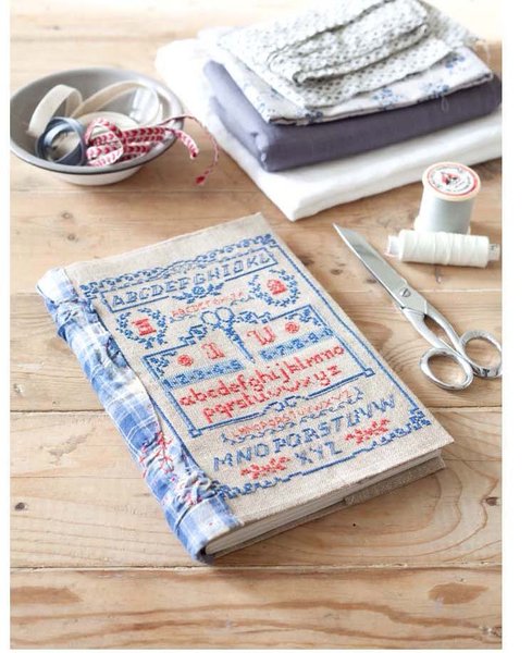 Esprit couture pour ce cahier de la couturière, prêt à recevoir notes, idées et petits croquis pour réunir ses idées.