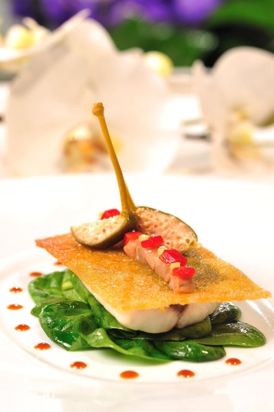 Une carte courte mais très bien maîtrisée comme ici le délicieux filet de bar présenté graphiquement