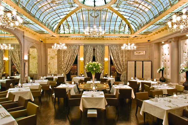 Décor fastueux sous la belle verrière signée Eiffel et Champigneulles