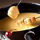 Ambiance conviviale et festive garantie avec une belle fondue savoyarde, mais attention aux gages !