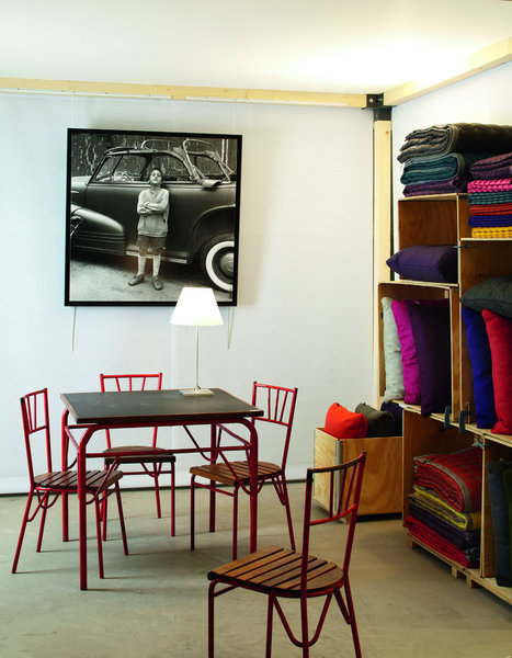 Différents univers sont mis en scène dans les espaces du magasin