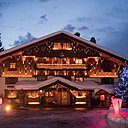 Orné de trophées de chasse, le chalet du Mont d'Arbois s’illumine à la nuit tombée