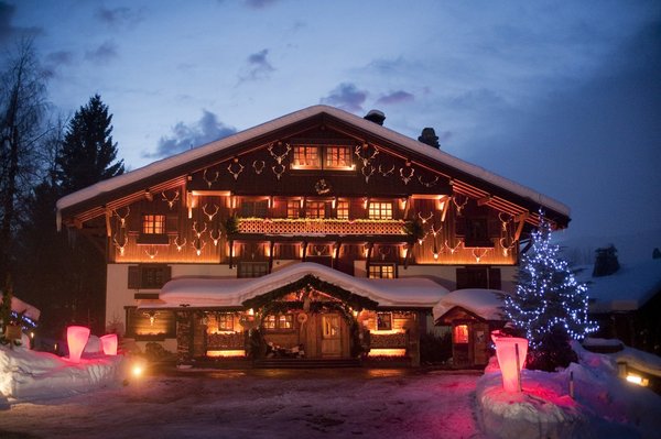 Orné de trophées de chasse, le chalet du Mont d'Arbois s’illumine à la nuit tombée