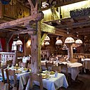 Ambiance chalet traditionnel en bois pour la taverne du Mont d'Arbois