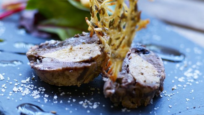 Terrine "Maison" présentée sur une ardoise de pays