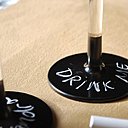 Amusant et fonctionnel, il est possible maintenant de recouvrir le verre de peinture à tableau noir et d'écrire dessus