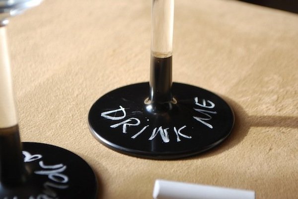 Amusant et fonctionnel, il est possible maintenant de recouvrir le verre de peinture à tableau noir et d'écrire dessus