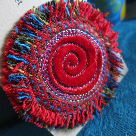 Magnifique broche fabriquée à partir de Tweed Harris tissé à la main dans l'archipel des Hébrides