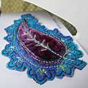 Somptueuse feuille de feutre rehaussée de velours de soie teint à la main et rebrodé de points machine