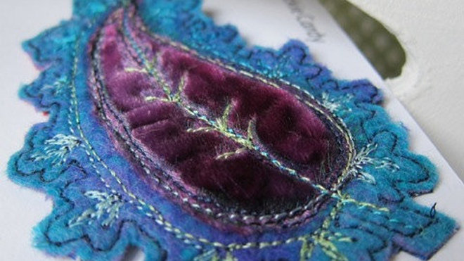 Somptueuse feuille de feutre rehaussée de velours de soie teint à la main et rebrodé de points machine