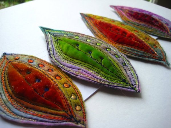 Feuilles baroques en velours de soie et feutre teint et rebrodé