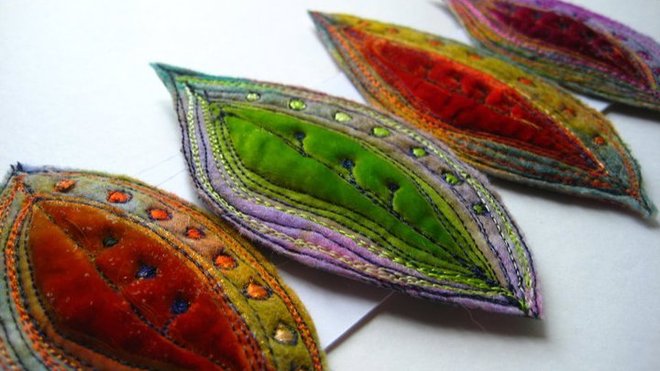 Feuilles baroques en velours de soie et feutre teint et rebrodé