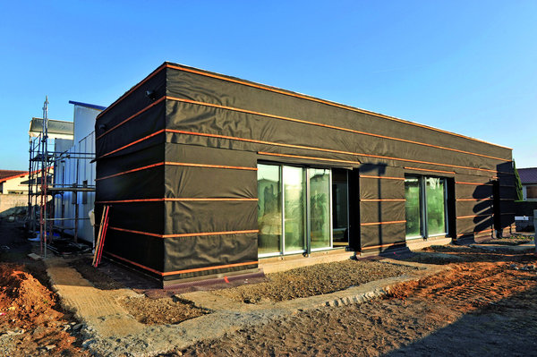 Rector a posé le plancher en béton isolant, Arcelor Mittal l'ossature et la charpente métallique de la maison.