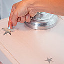 Délicat et patient pour la pose des stickers.