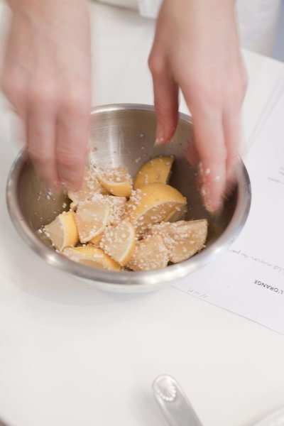 La préparation de citrons confits au gros sel