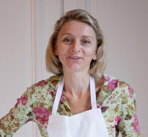 Laetitia en cuisine, prête à vous apprendre ses trucs et tours de mains