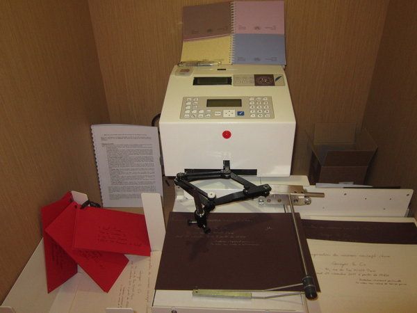Georgette, la calligraphe robotisée qui permet de retranscrire vos messages en calligraphie en quantité sur le papier de votre choix.