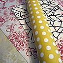 Des feuilles de papier suffisamment épais, beaux papiers imprimés ou vos propres dessins