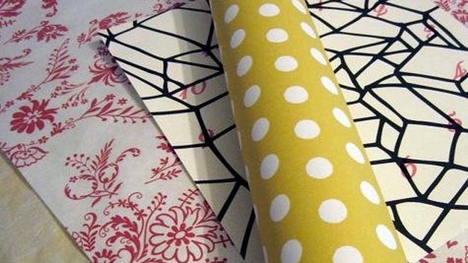 Des feuilles de papier suffisamment épais, beaux papiers imprimés ou vos propres dessins