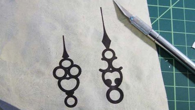 Reportez la silhouette des aiguilles pour les doubler sur un papier différent