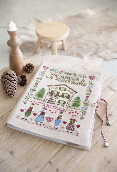 Souvenirs de mes vacances à la montagne pour cette couverture d'album photo, brodé avec frises, textes et motifs traditionnels.